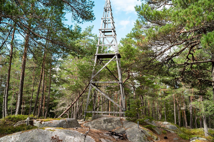 Et foto av et tårn av tre