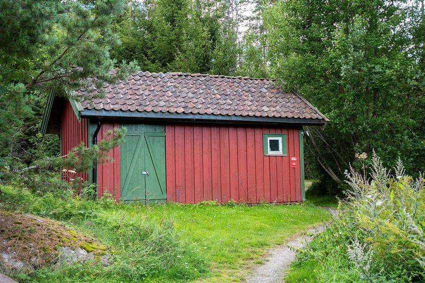Bilde at et lite rødt hus