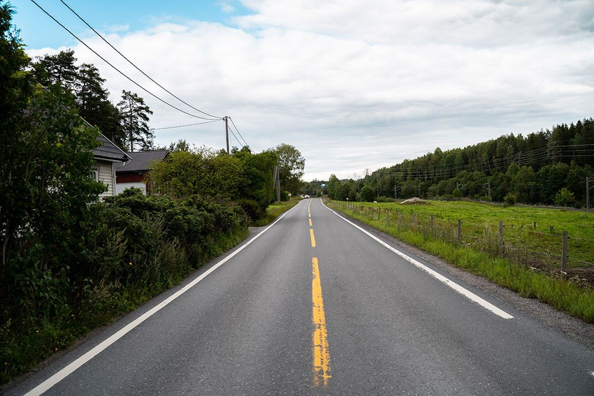 Bilde av asfaltert vei